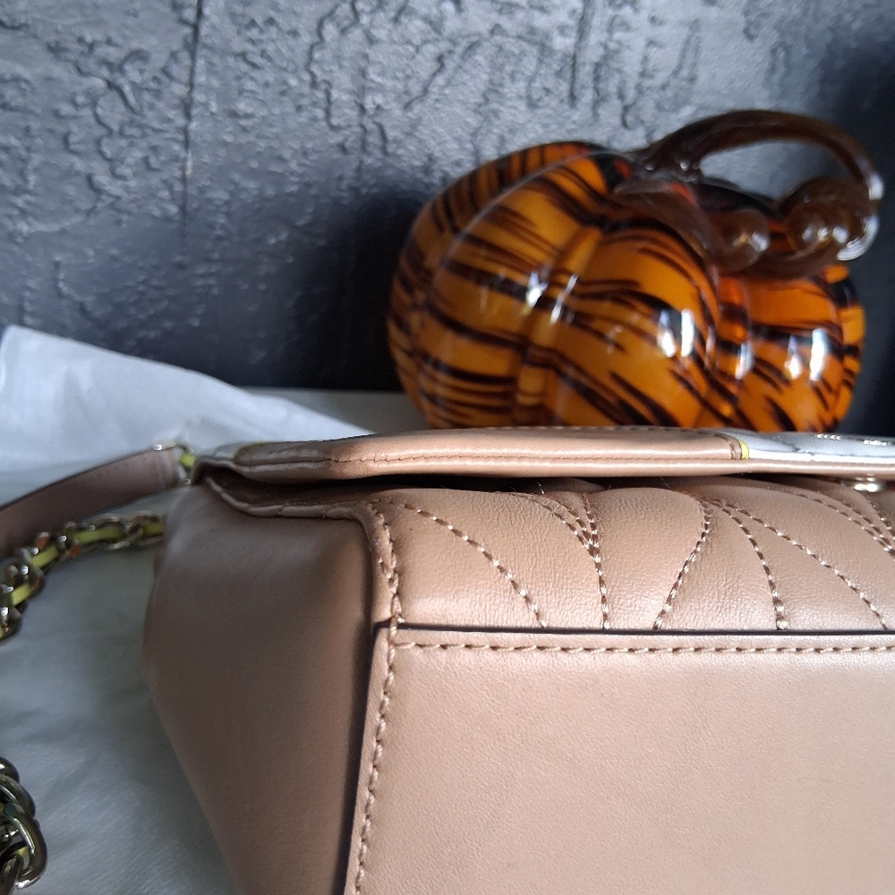 Kate Spade White and Tan Quilted Crossbody Bag Neon Yellow Detail Chain Strap - Picture 7 of 12